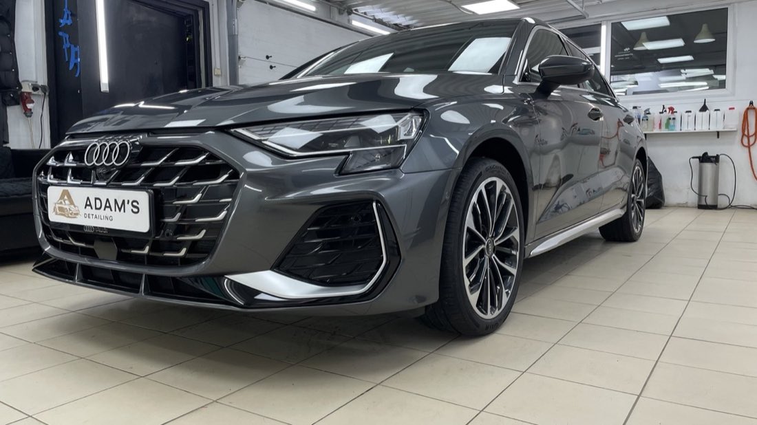 Серый Audi после оклейки кузова защитной плёнкой, вид спереди